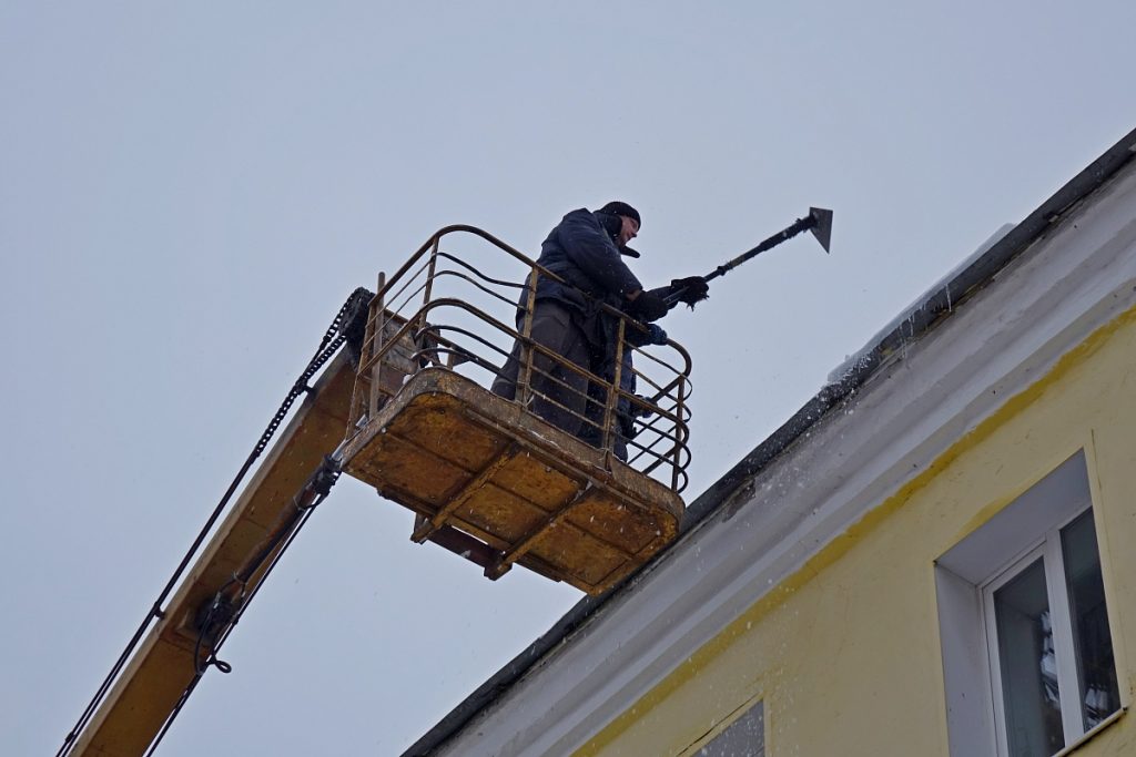 В Кирове проверили качество очистки крыш