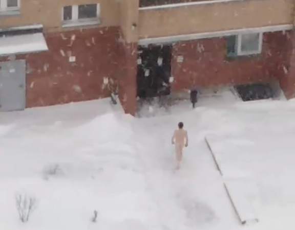 В Кирове голый мужчина разгуливал во дворе многоэтажного дома