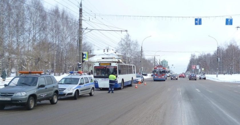 В Кирове троллейбус сбил женщину
