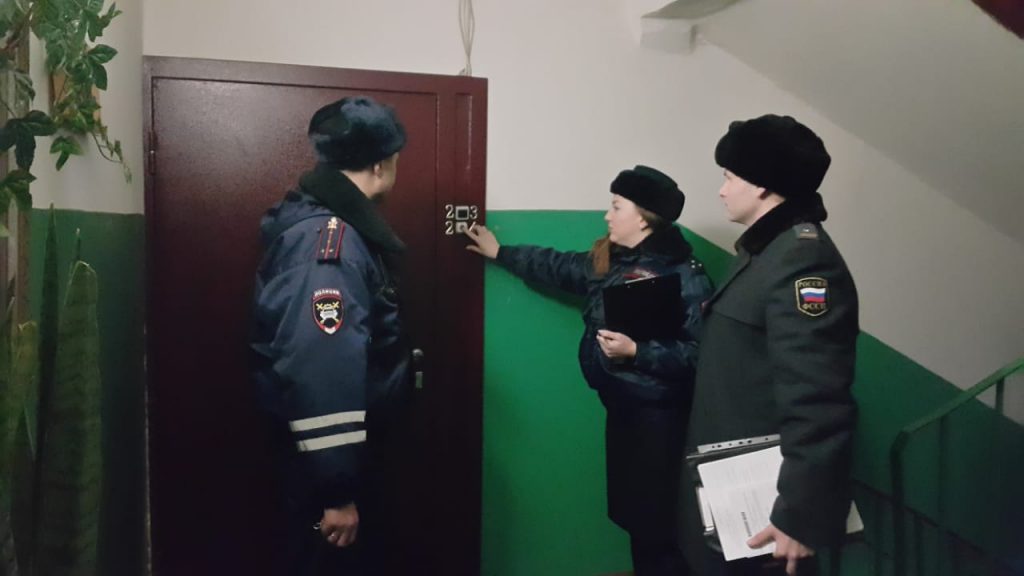 В Кирово-Чепецке у должников арестовали три машины и мобильник