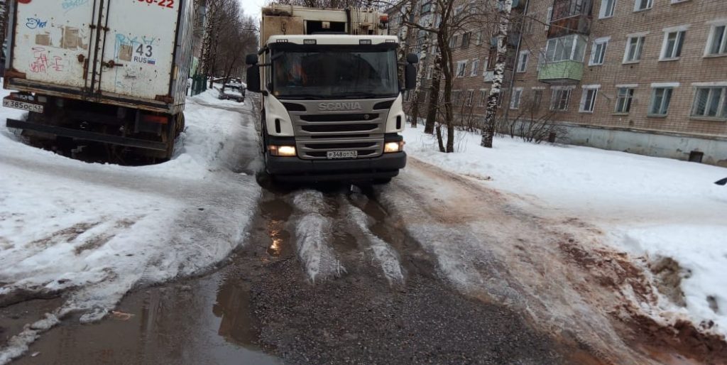 В кировских дворах застряли ещё два мусоровоза