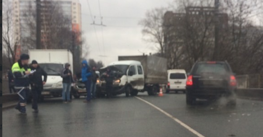 В Кирове на Щорса столкнулись четыре автомобиля