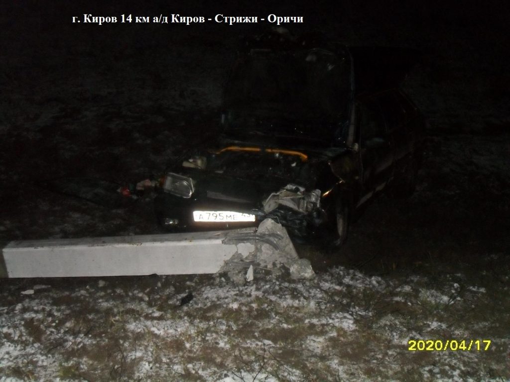В Кирове водитель «ВАЗа» вылетел в кювет и врезался в столб