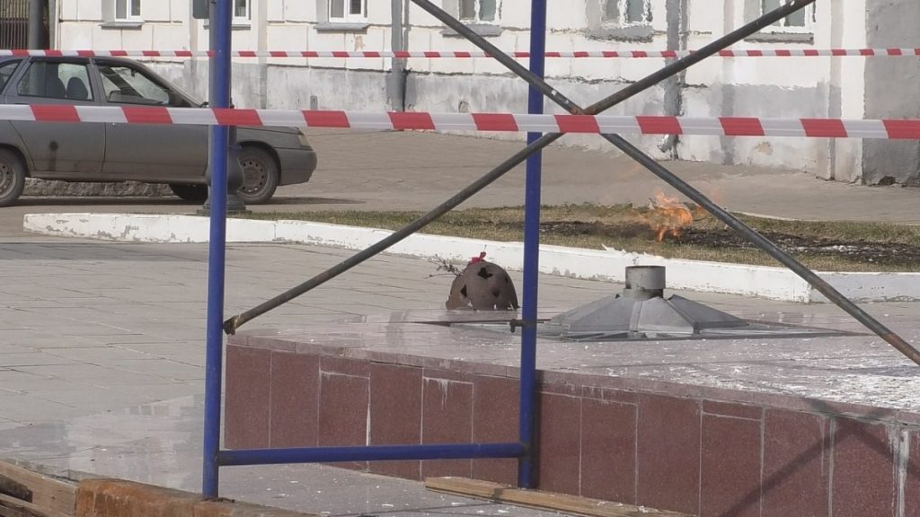 У Вечного огня на набережной в Кирове идёт ремонт