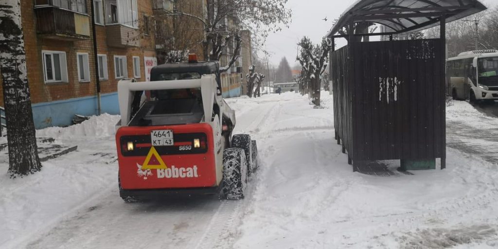 В Кирове устраняют последствия двойного снегопада