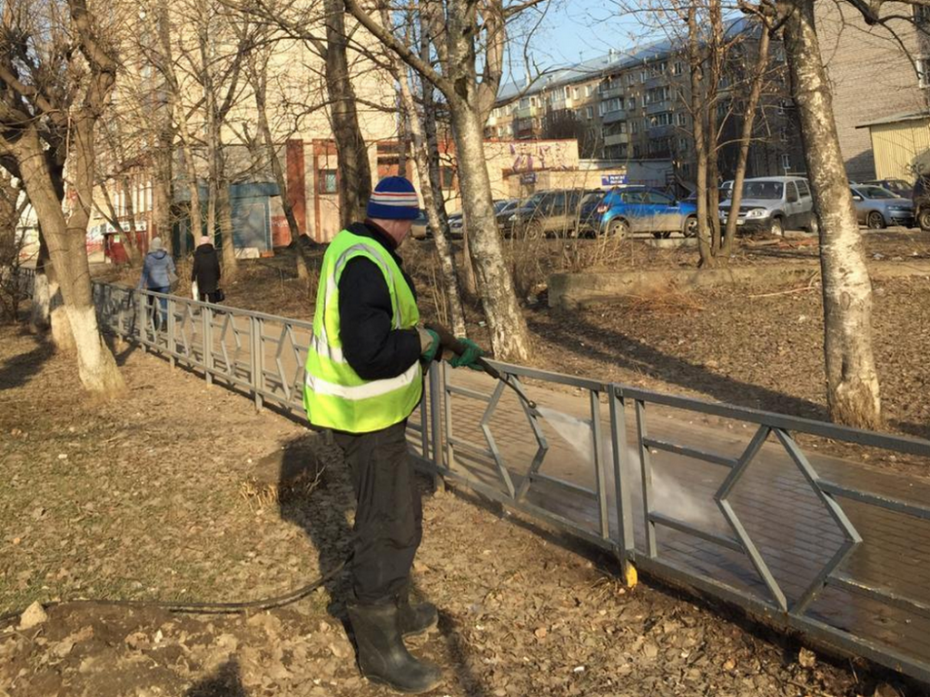 В Кирове началась комплексная уборка улично-дорожной сети