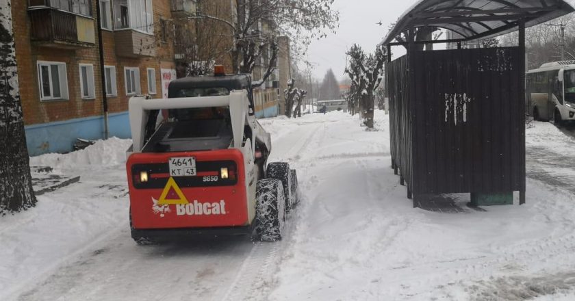 В Кирове устраняют последствия двойного снегопада
