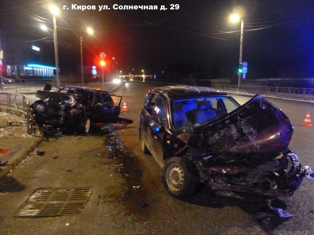 В Кирове в результате жесткого ДТП пострадали пять человек