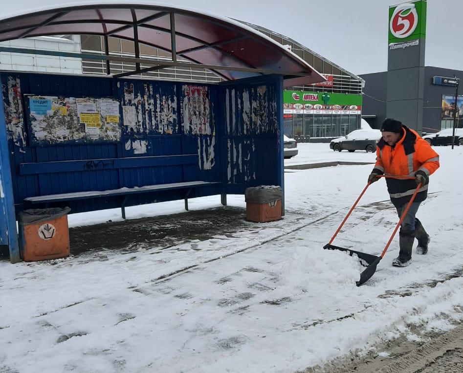 В Кирове устраняют последствия снегопада