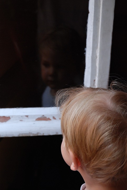 В Кировской области 3-летний ребенок выпал из окна и получил тяжелые травмы