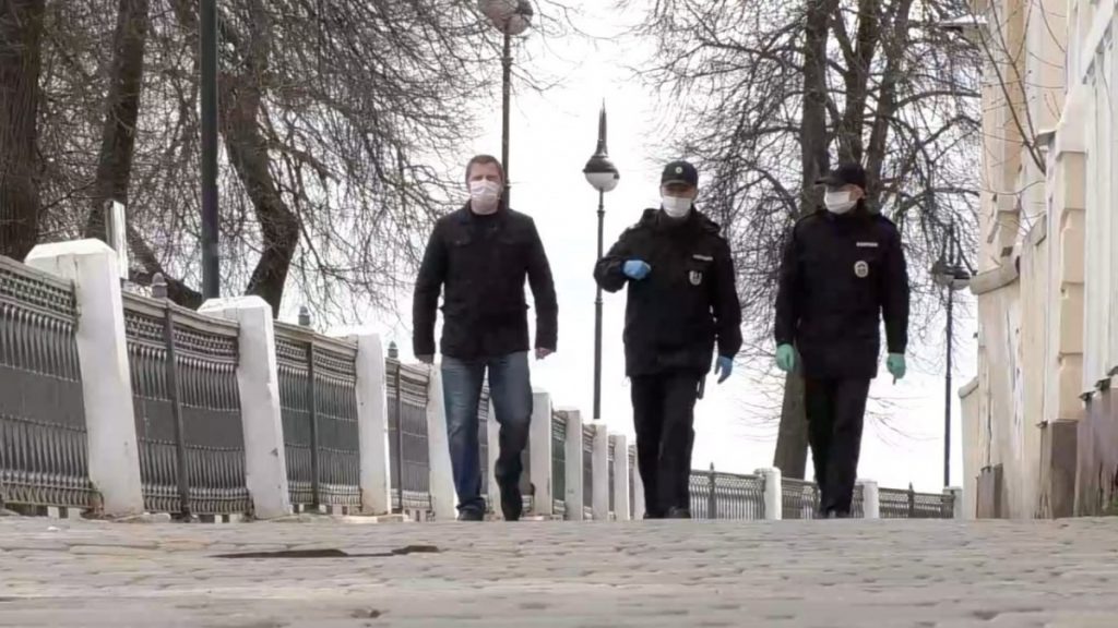 сотрудники полиции и теруправления по Первомайскому району проводят профилактическую работу в парке им. Гагарина, Александровском саду и на набережной Грина.