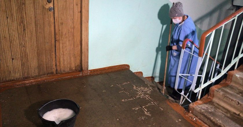 Кировские УК провели санитарную обработку в 7600 домах
