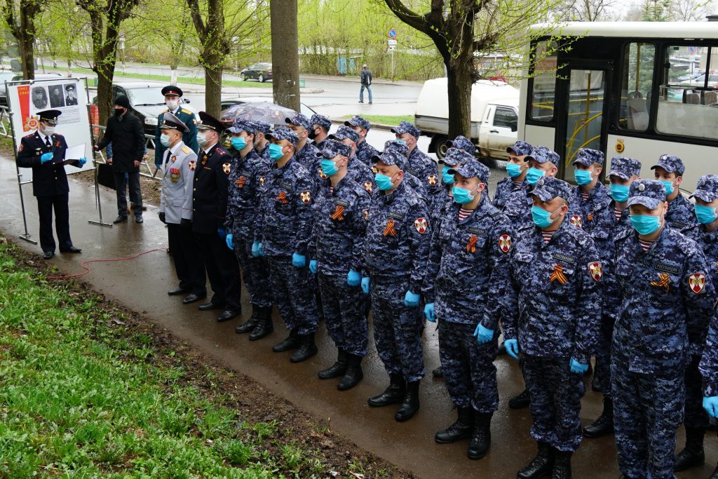 Кировские росгвардейцы приняли участие в акции «Парад у дома ветерана»