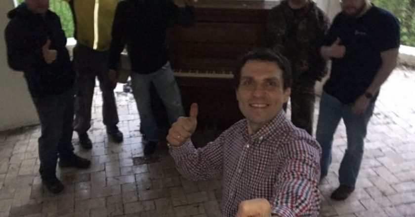 В Александровском саду установлено новое уличное пианино