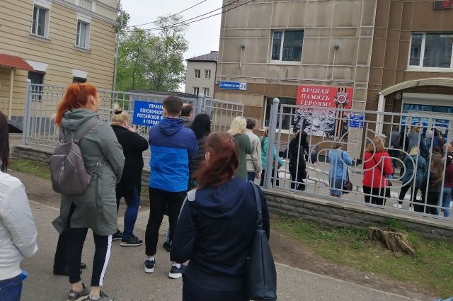 Возле пенсионного фонда в Кирове образовалась огромная очередь