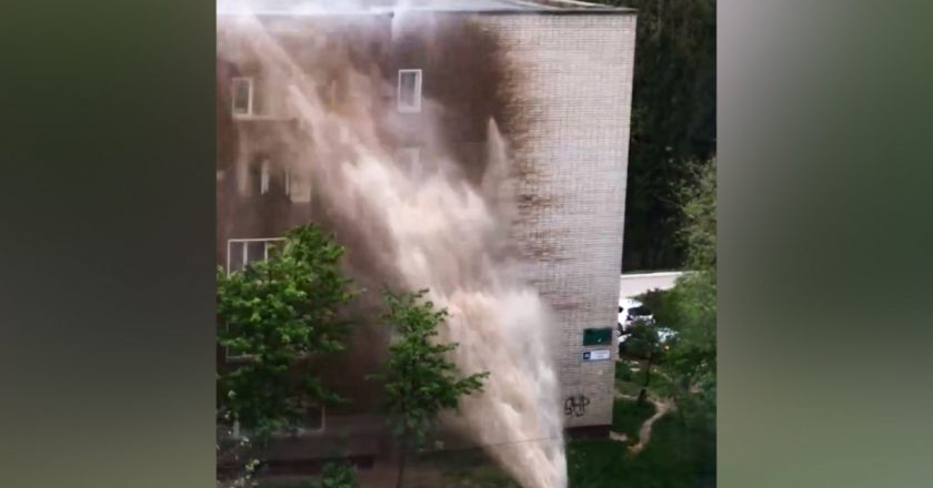 В Кирово-Чепецке фонтан воды обрушился на пятиэтажный дом