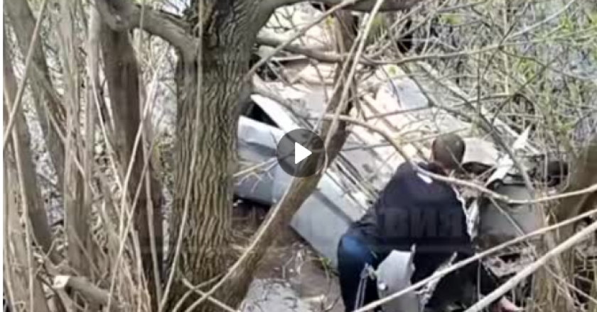 В Кирове автомобиль такси с пассажирами опрокинулся в пруд