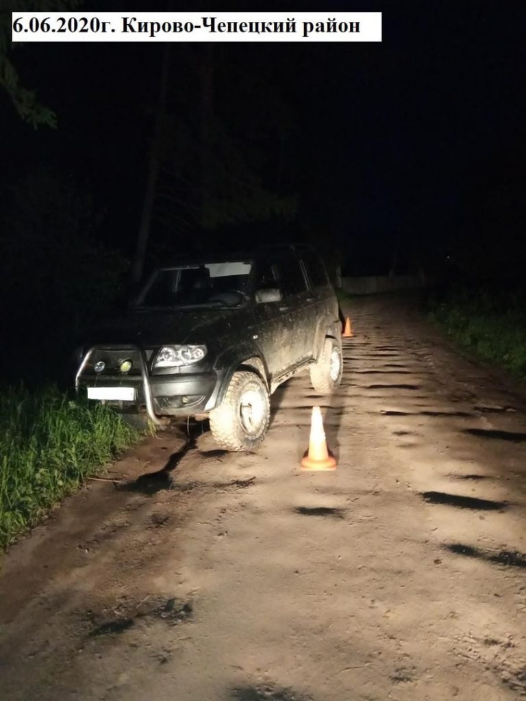 По информации ГИБДД, 48-летний водитель  «УАЗ Патриот» совершил наезд на двух 18-летних парней, которые шли навстречу движению ТС. Один из них погиб, второй с тяжёлыми травмами доставлен в больницу.