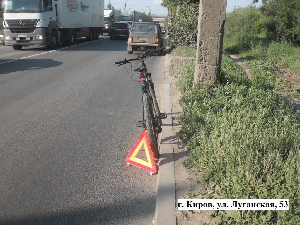 В Кирове сбили двух подростков на велосипедах