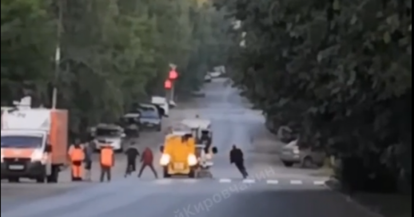 «Дело настоящих джедаев»: В центре Кирова дорожники и прохожие устроили бой на лопатах