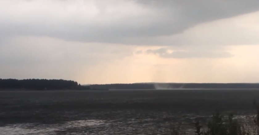 В Кировской области сняли на видео водяной смерч