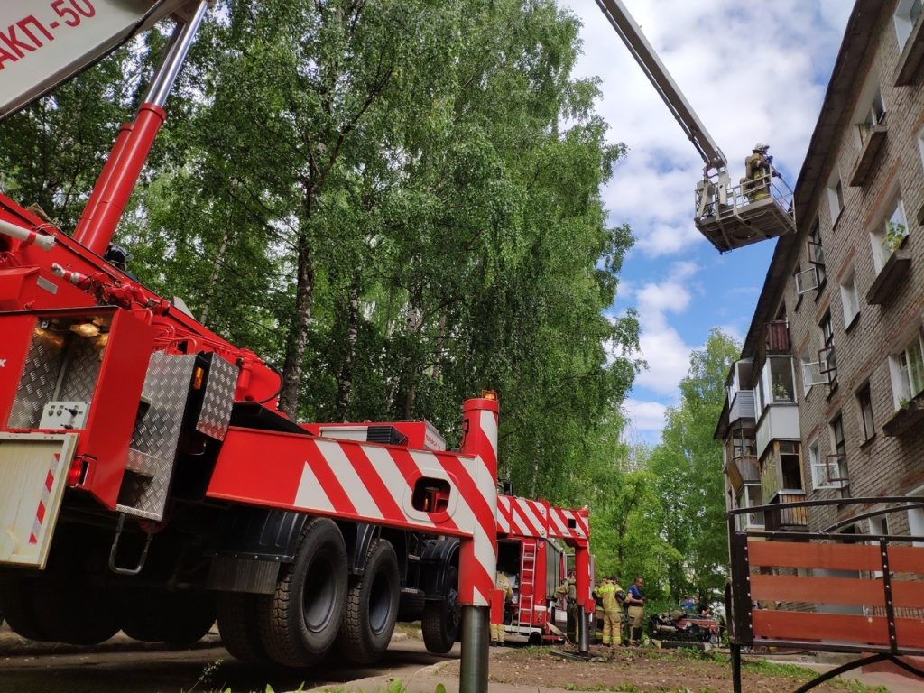 В Кирово-Чепецке из горящего дома эвакуировали девять человек