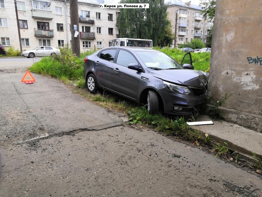 Дорожная авария произошла около пяти часов вечера. По предварительным данным, 22 -летний водитель автомобиля «Киа Рио» совершил наезд на жилой дом по №7 по улице Попова.