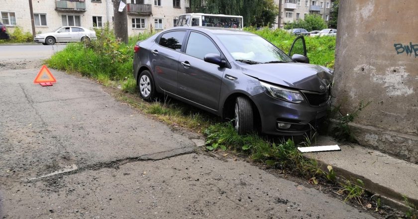 Дорожная авария произошла около пяти часов вечера. По предварительным данным, 22 -летний водитель автомобиля «Киа Рио» совершил наезд на жилой дом по №7 по улице Попова.