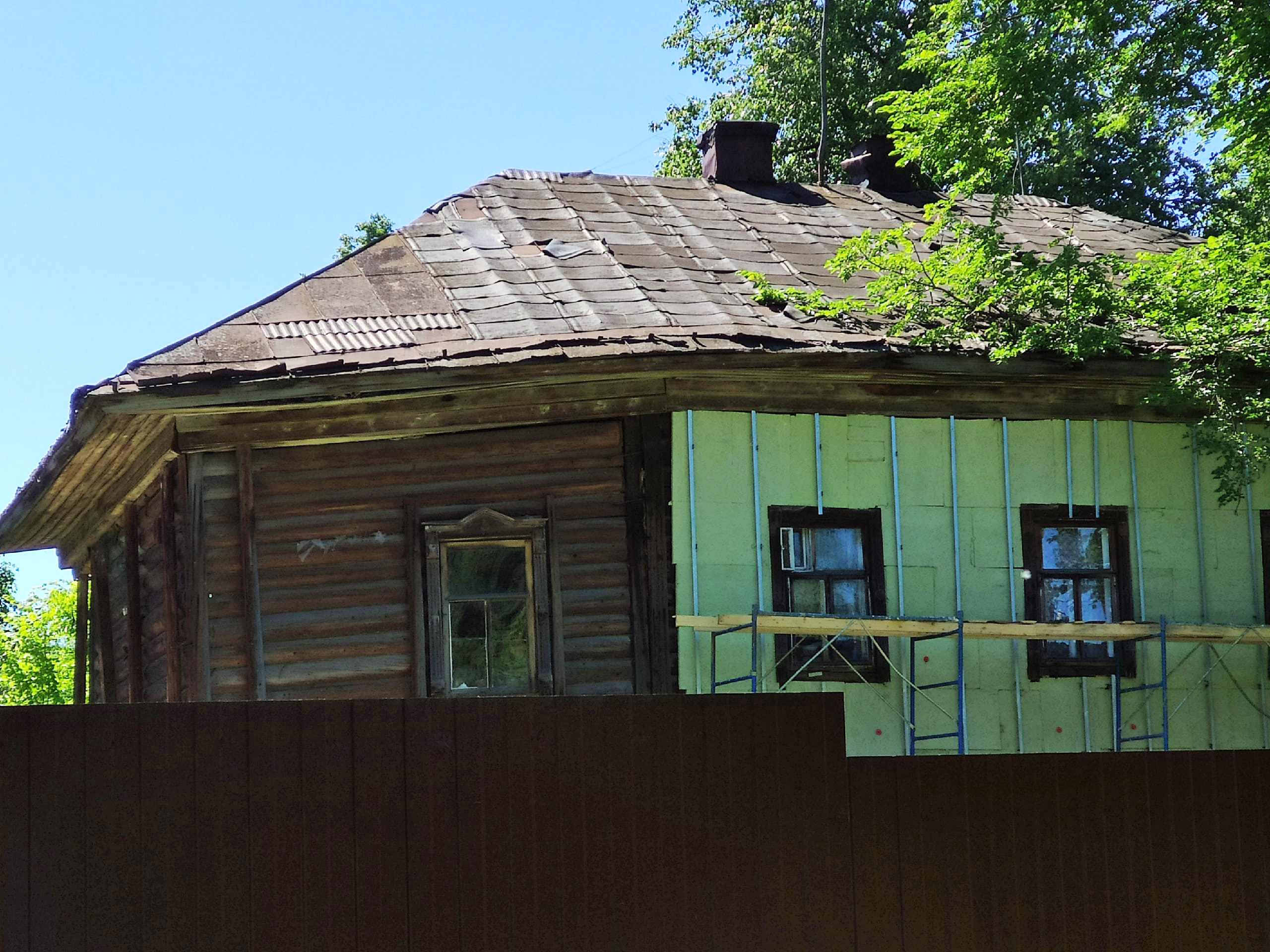 Фасад разваливающегося деревянного дома стали ремонтировать, выбрасывая на ветер деньги из фонда капремонта