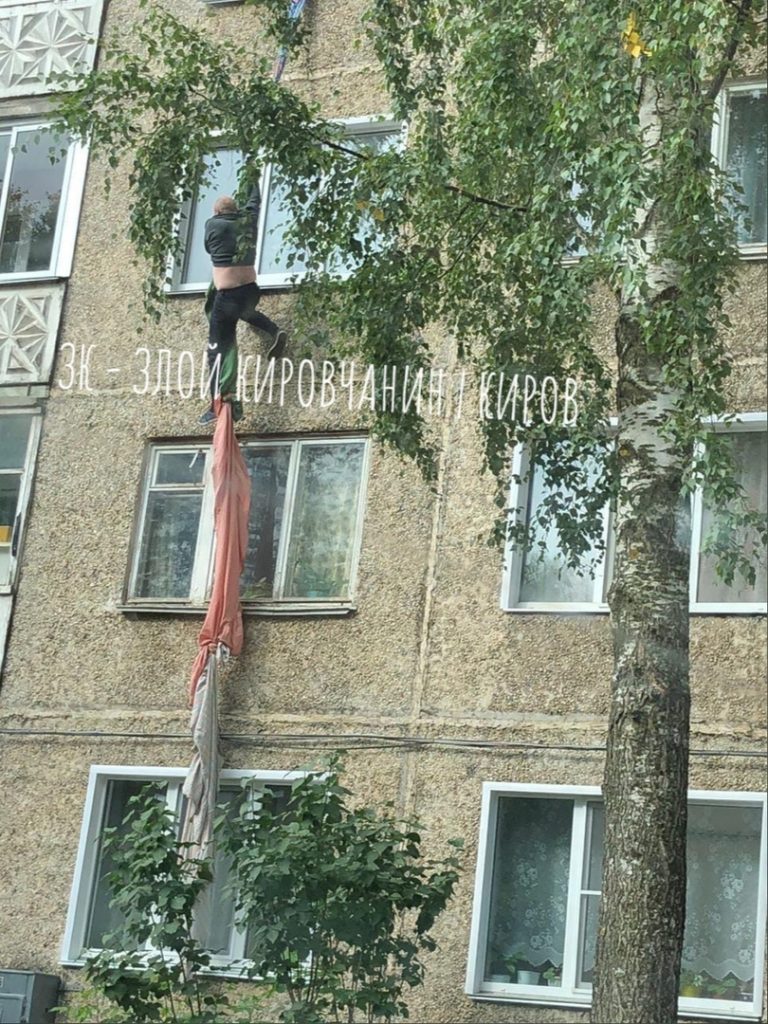 В Кирове мужчина спускался с 4 этажа на простянях