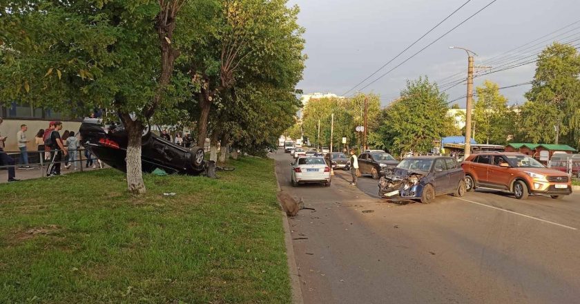 В Кирове в результате ДТП автомобиль «БМВ» опрокинулся на обочине