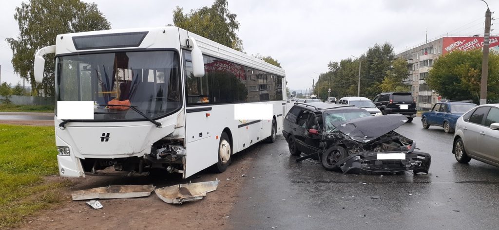 В Нововятске в ДТП с автобусом пострадали два человека