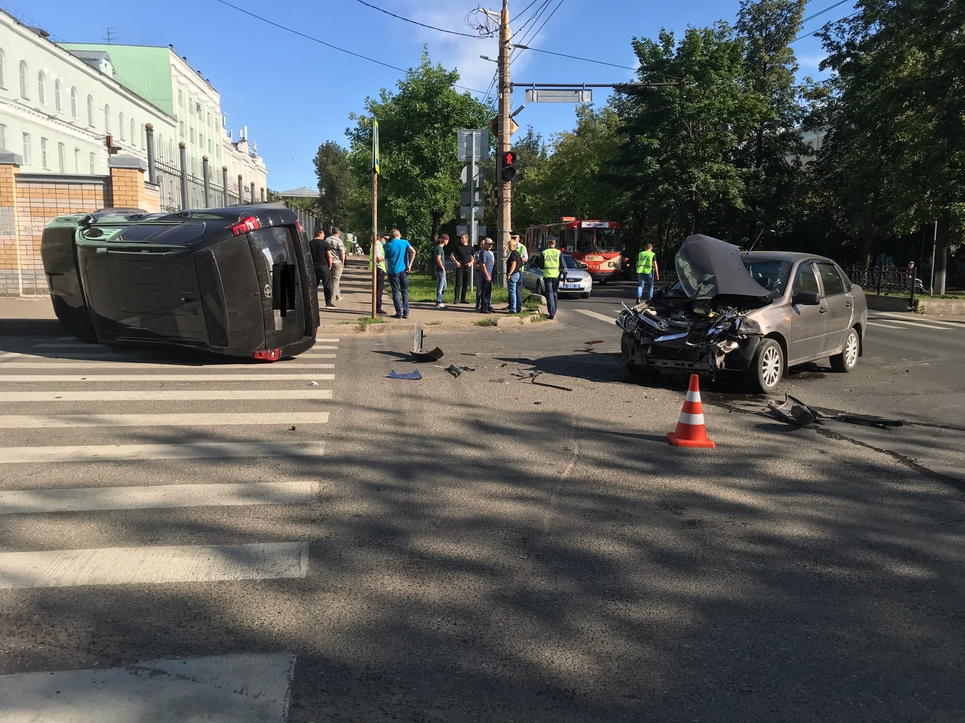 Дтп киров. Авария на Октябрьском проспекте Киров. ДТП Киров сегодня на Октябрьском проспекте. Октябрьский проспект молодой гвардии авария Киров. ДТП Киров молодая гвардия.