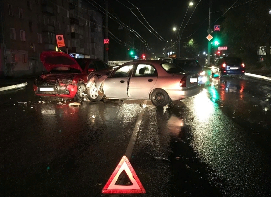 29 августа, напротив дома №2 по улице Красина. По предварительным данным, 18-летний водитель автомобиля «Шевроле Ланос» в 20.35  совершил столкновение со встречным автомобилем «Лада Веста» под управлением 32-летнего водителя.