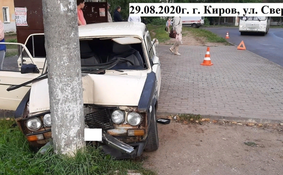 В Кирове бесправник сбил пешехода и врезался в столб