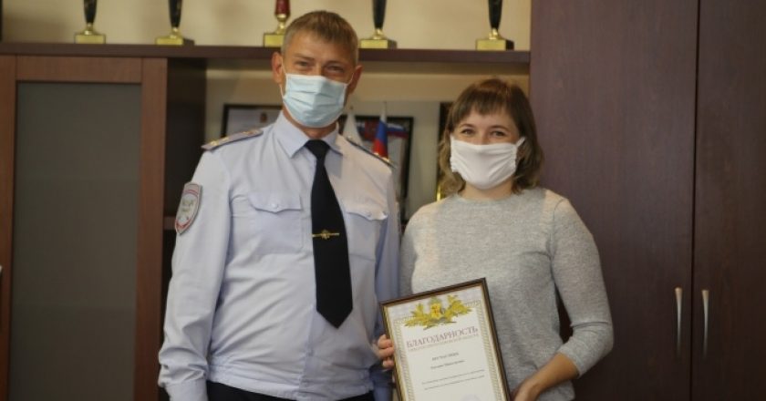 В Кирове прохожая спасла девочку, которую зажало в дверях автобуса
