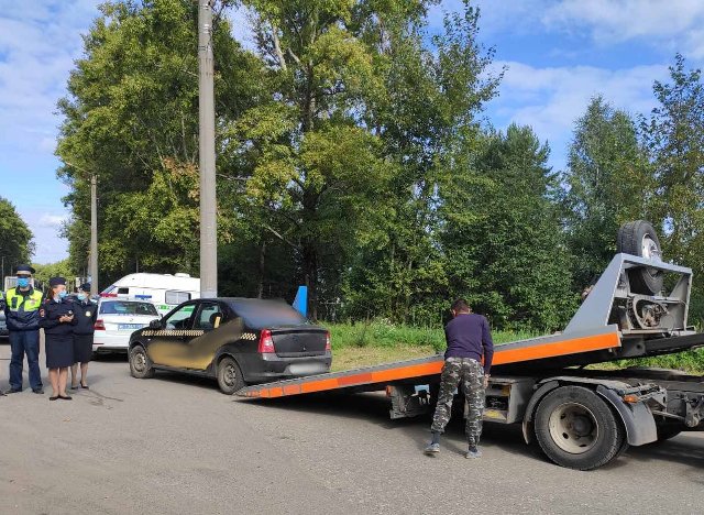 В Кирове у 10 водителей забрали машины прямо на дороге