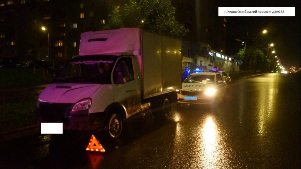 В Кирове пешеход запнулся о буксировочный трос и попал под машину