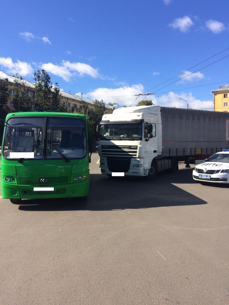 В Кирове автобус столкнулись и грузовик