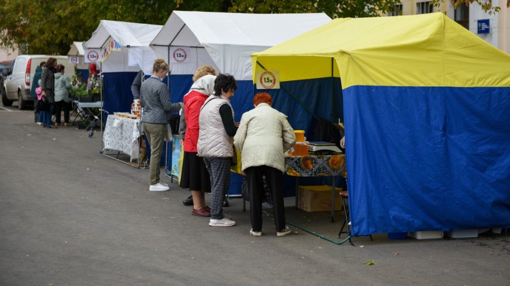 Сегодня в Кирове на Театральной площади начала работу универсальная сезонная «Вятская ярмарка».