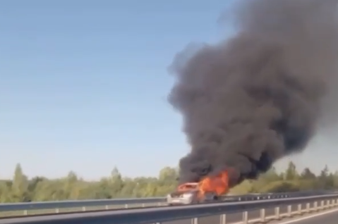 Новый мост стоит: на въезде в Киров сгорел автомобиль