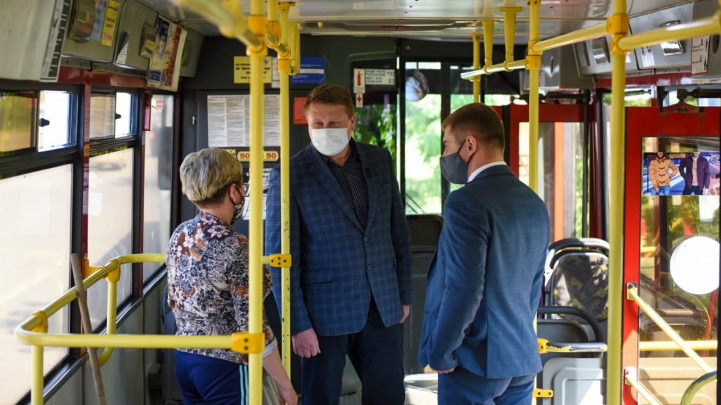 На транспортном предприятии в Кирове усилили контроль за мерами профилактики. Напомним, ещё в марте кондукторов и водителей, которые работают в незакрытой кабине, обязали носить маски. 