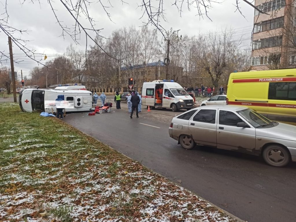 ДТП произошло в 13 часов 30 минут в Кирове на перекрестке улиц Калинина и Попова. Столкнулись автомобили «Газель» (скорая помощь) и ВАЗ – 2112. После удара автомобиль «скорой помощи» опрокинулся.
