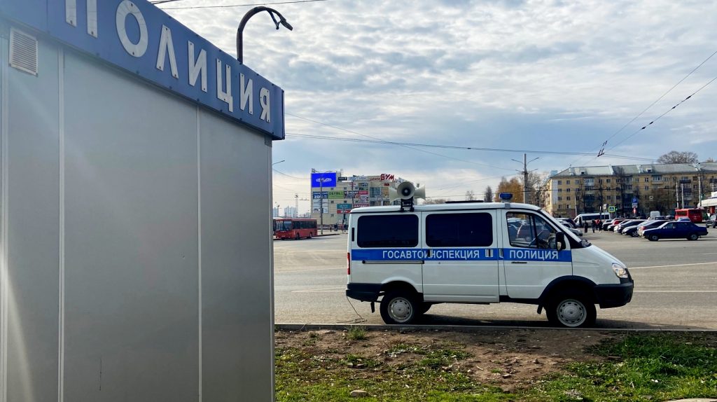 На улицы Кирова выехал патрульный автомобиль с громкоговорителями