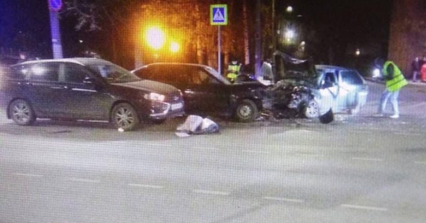 Шесть человек пострадали в тройном ДТП на Ленина в Кирове