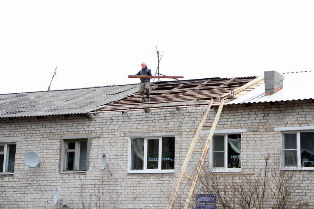 Директора УК из Кировской области сместили с должности из-за неотремонтированной крыши