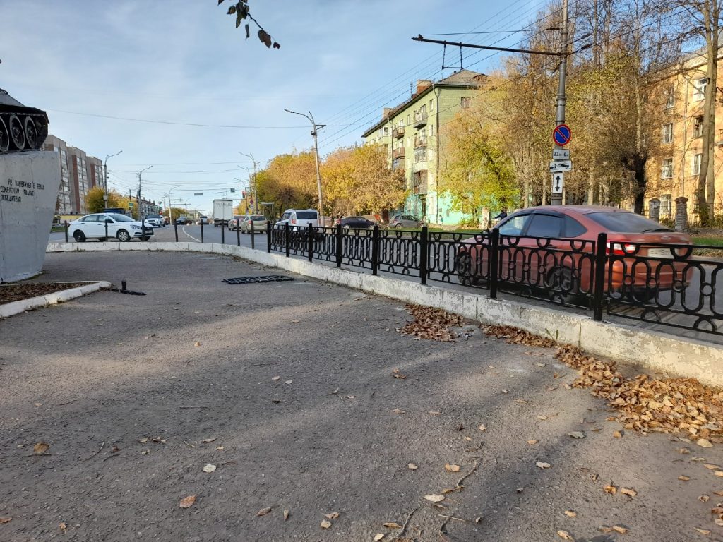 В Кирове оградили забором танк на Октябрьском проспекте