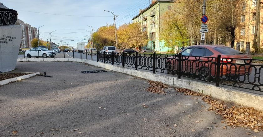В Кирове оградили забором танк на Октябрьском проспекте