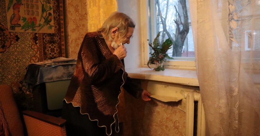 В Кирове 90-летние супруги вынуждены жить в доме с повышенной сыростью
