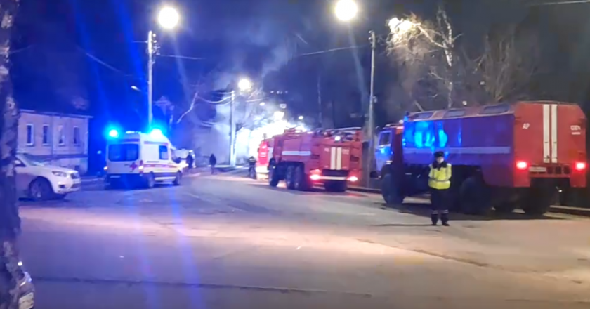 Признанный аварийным трехэтажный дом загорелся в Кирове